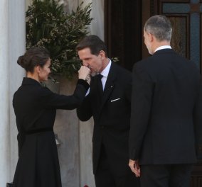 Κηδεία Κωνσταντίνου Β’: Το χειροφίλημα του Παύλου στην Λετίσια & το κομψό φόρεμα της βασίλισσας της Ισπανίας (φωτό & βίντεο)