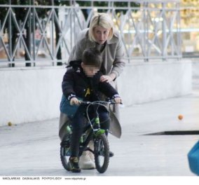 Τρυφερή μαμά η Σία Κοσιώνη: Βόλτα στην Αθήνα με sporty chic look - Μαθαίνει στον γιο της Δήμο να κάνει ποδήλατο - Κυρίως Φωτογραφία - Gallery - Video
