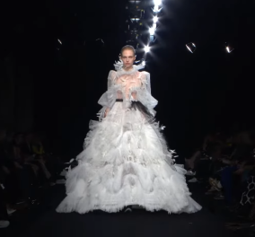 Valentino - Παρίσι: H Couture συλλογή για την Άνοιξη/Καλοκαίρι 2023 παρουσιάστηκε σε νυχτερινό club (φωτό - βίντεο)