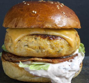Γιάννης Λουκάκος: Σπιτικό Burger γαλοπούλα, μπέικον, τσένταρ & σάλτσα κράνμπερι - Κυρίως Φωτογραφία - Gallery - Video