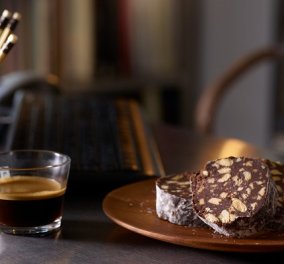 Στέλιος Παρλιάρος: Συνταγή για σαλάμι σοκολάτας - ένα εύκολο και πολύ νόστιμο γλυκό  - Κυρίως Φωτογραφία - Gallery - Video