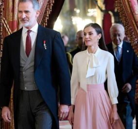 Βασίλισσα Λετίσια: Με super cute, ροζ παστέλ σύνολο! - Η απίθανη μάξι φούστα της & τα εντυπωσιακά σκουλαρίκια (φωτό)