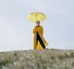 17 raincoats για κομψές ανοιξιάτικες εμφανίσεις τις βροχερές ημέρες - Σε απίστευτα χρώματα & σχέδια (φωτό)