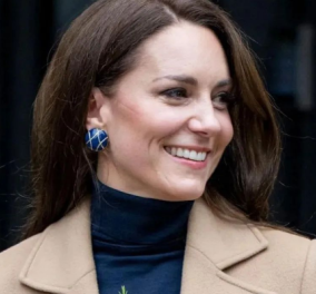 Kate Middleton: Με εκπληκτικό μπλε σύνολό & κλασικό καμηλό παλτό - Το must have item της ντουλάπας μας (φωτό)  - Κυρίως Φωτογραφία - Gallery - Video