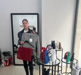 Sougaree τα mini bags & ρούχα μόνο στο Eirinika σε πρώτη παγκόσμια «εμφάνιση» - Yπερταλαντούχα η Ελισάβετ ,τα σχεδιάζει και τα πλέκει όλα μόνη της! - Κυρίως Φωτογραφία - Gallery - Video