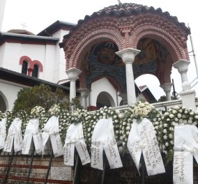 Ανείπωτη θλίψη στα Γιαννιτσά στην κηδεία της 22χρονης Ιφιγένειας που έχασε τη ζωή της στα Τέμπη - Κυρίως Φωτογραφία - Gallery - Video