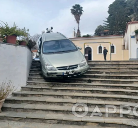 Καλαμάτα: Αυτοκίνητο βρέθηκε να... κατεβαίνει σκάλες μπροστά στο Ωδείο - Οδηγούσε 92χρονος - Κυρίως Φωτογραφία - Gallery - Video