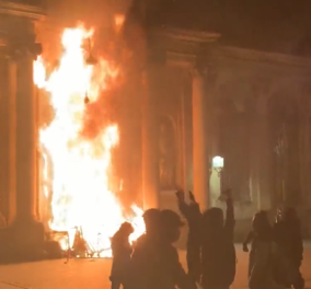 En flammes - στις φλόγες η Γαλλία: Συμπλοκές εκατομμυρίων πολίτων με την αστυνομία – Οργή για τη σύνταξη στα 64 από τον Μακρόν - Κυρίως Φωτογραφία - Gallery - Video