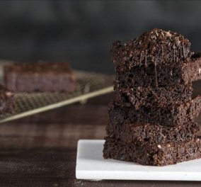 Άκης Πετρετζίκης: Brownies με αβοκάντο χωρίς μίξερ- Υγιεινά, εύκολα και ιδανικά για παιδιά! - Κυρίως Φωτογραφία - Gallery - Video