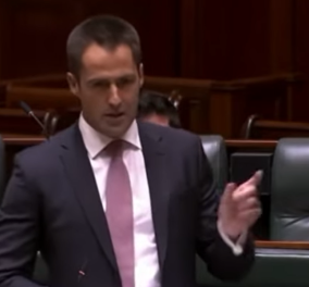 Aυστραλία: «Πιστεύω ότι θα πρέπει να παντρευτούμε» - Βουλευτής έκανε πρόταση γάμου από το βήμα του κοινοβουλίου - Κυρίως Φωτογραφία - Gallery - Video