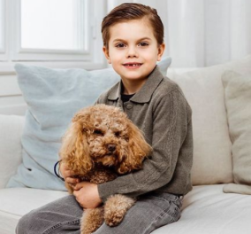 Birthday prince! Ο μικρός γιος της Πριγκίπισσας Βικτώριας της Σουηδίας έχει τα γενέθλιά του - Η τρυφερή φωτό με το σκυλάκι του  - Κυρίως Φωτογραφία - Gallery - Video