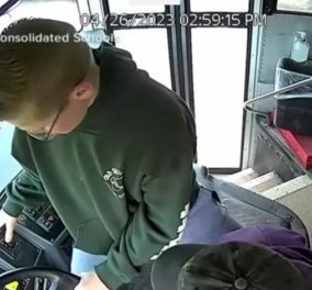 H δραματική στιγμή στο βίντεο: 13χρονος μαθητής παίρνει το τιμόνι του οδηγού που έπαθε καρδιακό επεισόδιο στο σχολικό λεωφορείο - Κυρίως Φωτογραφία - Gallery - Video