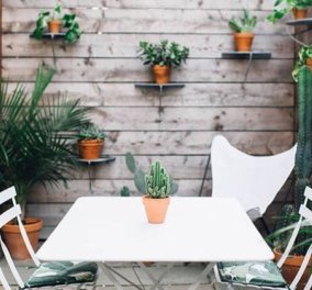 "Το ρίχνουμε έξω" : Υπέροχες ιδέες διακόσμησης για να μετατρέψετε τον κήπο ή το μπαλκόνι σας σε ονειρεμένο ταξιδιωτικό προορισμό (φώτο)