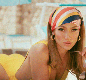 Jennifer Lopez: Ποζάρει με απίστευτο μαγιό και σώμα θεϊκό - Από το Κάπρι της Ιταλίας διαφημίζει το κοκτέιλ της