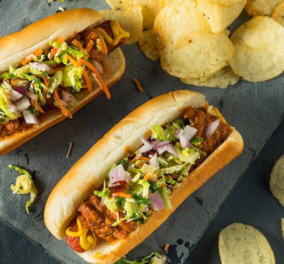 Δημήτρης Σκαρμούτσος: Hot Dogs με τσίλι και σαλάτα μαρούλι – καρότο για έξτρα γεύση
