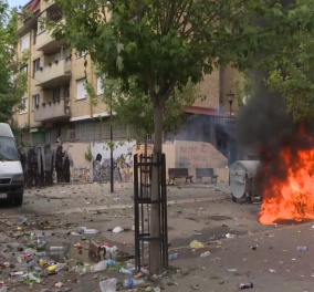 Κόσοβο: Έχει ξεφύγει η κατάσταση, χαοτικές εικόνες, σφοδρές συγκρούσεις αστυνομικών-διαδηλωτών (βίντεο)
