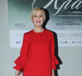 Κωνσταντίνα Μιχαήλ: Με κόκκινο, φλογερό φόρεμα σε θεατρική πρεμιέρα - Η αγκαλιά με τη Τζένη Μπότση (φωτό) - Κυρίως Φωτογραφία - Gallery - Video