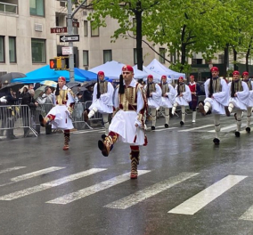 Νέα Υόρκη: Στα Γαλανόλευκα η 5η λεωφόρος - Περήφανοι όλοι για τους Εύζωνες που παρέλασαν υπό βροχή (φωτό & βίντεο) - Κυρίως Φωτογραφία - Gallery - Video