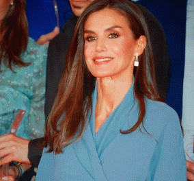 Absolutely stunning! Η Βασίλισσα Λετίσια με το απόλυτο blue - gray φόρεμα - Το συνδύασε με ασορτί γόβες (φωτό) - Κυρίως Φωτογραφία - Gallery - Video