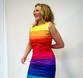 Made in Greece η εμφάνιση της Kim Cattrall - Με "pride" χρώματα του Βασίλη Ζούλια το φόρεμα της πρωταγωνίστριας του Sex and the City (φωτό)