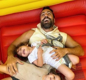 Σάκης Τανιμανίδης: Λάμπει από ευτυχία αγκαλιά με τα διδυμάκια του - "Το καλύτερο πράγμα που έχω ακούσει είναι ... Μπαμπά!" (φωτό)