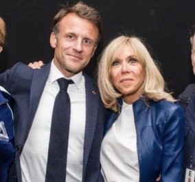 Μπριζίτ Μακρόν: Ερωτευμένη & αχώριστη με τον σύζυγο της, Εμανουέλ - Το μπλε δερμάτινο jacket που της ταιριάζει απόλυτα (φωτό) - Κυρίως Φωτογραφία - Gallery - Video