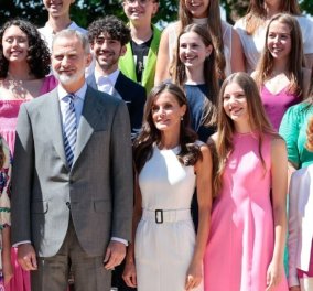 Λευκό & ροζ για τη Βασίλισσα και τις πριγκίπισσες της Ισπανίας - Οι καλοκαιρινές super εμφανίσεις για τις stylish royals (φωτό - βίντεο) - Κυρίως Φωτογραφία - Gallery - Video