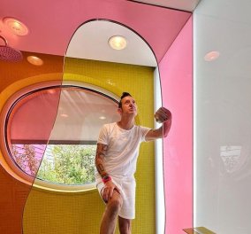 Ο διάσημος αρχιτέκτων Karim Rashid γιορτάζει 20 χρόνια Semiramis - Στο εμβληματικό ξενοδοχείο της Κηφισιάς έβαλε πολύχρωμα γυάλινα μπαλκόνια - Ποιον ευχαριστεί (φωτό - βίντεο)