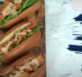 Άκης Πετρετζίκης: Hot dog με strips κοτόπουλου - Θα τα λατρέψουν τα παιδιά σας (βίντεο)