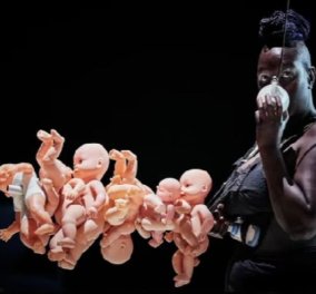 Παγκόσμιος σάλος με θεατρική παράσταση στο Παρίσι - Οι μαύρες πρωταγωνίστριες "κάνουν σουβλάκια" τα λευκά μωρά - κούκλες (βίντεο) - Κυρίως Φωτογραφία - Gallery - Video