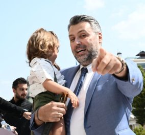 Γιάννης Καλλιάνος: Με τον κούκλο γιο του στην ορκωμοσία της Βουλής - Τι λέτε του μοιάζει; (φωτό) 