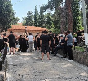 Θεσσαλονίκη: Σπαραγμός στην κηδεία της 16χρονης που πέθανε από αλλεργικό σοκ - Λιποθύμησε η μητέρα της (φωτό - βίντεο) - Κυρίως Φωτογραφία - Gallery - Video