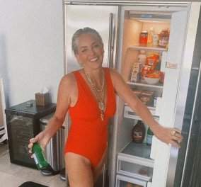 Σάρον Στόουν: Ποζάρει στην κουζίνα του σπιτιού της - Με κόκκινο ολόσωμο μαγιό και fancy κοσμήματα! (φωτό) - Κυρίως Φωτογραφία - Gallery - Video