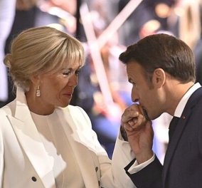 Ιππότης ο Γάλλος Πρόεδρος, Εμανουέλ Μακρόν: Το χειροφίλημα - baisemain στην αγαπημένη του σύζυγο Brigitte - Το φανταστικό της outfit (φωτό - βίντεο) - Κυρίως Φωτογραφία - Gallery - Video