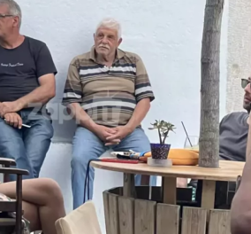 Νίκος Ανδρουλάκης: Διακοπές με τον γιο του στην Αμοργό - Με πράσινο μαγιό και καφέ (φωτό) - Κυρίως Φωτογραφία - Gallery - Video