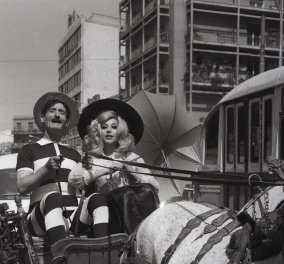 Μοναδικό σπάνιο vintage στιγμιότυπο: Ξανθιά η Ελένη Ανουσάκη - Μυστακοφόρος ο Νίκος Σταυρίδης με κάρο στην Αθήνα