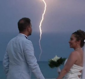 Η στιγμή του γάμου με κεραυνό : Άστραψε & βρόντηξε ακριβώς την ώρα που οι νιόπαντροι έδιναν το μεγάλο φιλί μετά την τελετή στην Ζάκυνθο (βίντεο) - Κυρίως Φωτογραφία - Gallery - Video