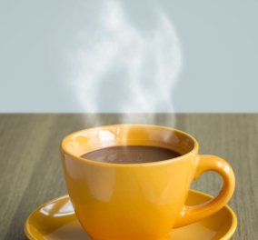 Ζεστός καφές: γιατί πρέπει να τον καταναλώνουμε και το καλοκαίρι