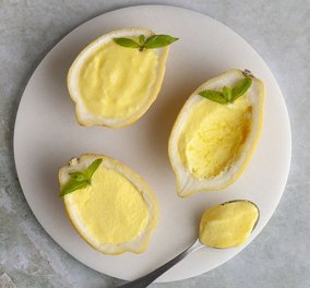 Ο Άκης Πετρετζίκης μας φτιάχνει το πιο viral παγωτό λεμόνι - Σερβίρετε σε λεμονόκουπες!