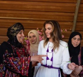 Βασίλισσα Ράνια της Ιορδανίας: Φόρεσε το ωραιότερο λευκό καφτάνι με μωβ απλικαρισμένα κεντητά λουλούδια - Επιτομή της κομψότητας και στις παραδοσιακές ενδυμασίες - Κυρίως Φωτογραφία - Gallery - Video