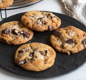 Ο Άκης Πετρετζίκης μας φτιάχνει: Vegan soft cookies - Υγιεινά & πανεύκολα!