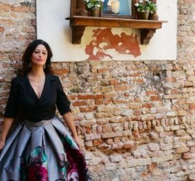 Η Δωροθέα Μερκούρη στέλνει τις ευχές της από τη Βενετία - Το συγκλονιστικό outfit που υπογράφει ο δικός μας, Βασίλης Ζούλιας (φωτό) - Κυρίως Φωτογραφία - Gallery - Video