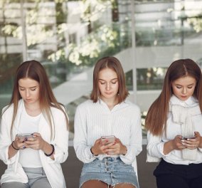Πόσο επηρεάζουν τα κινητά τηλέφωνα στην αύξηση αυτοκτονιών των κοριτσιών; Τι λένε τα πρόσφατα στοιχεία