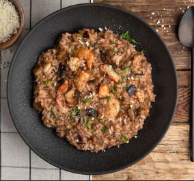 Ο Άκης Πετρετζίκης μας δείχνει: Ριζότο με γαρίδες και μελιτζάνες - Ένα απίστευτο πιάτο 