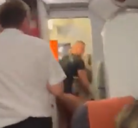 Έκαναν σεξ στη τουαλέτα τους αεροπλάνου: Δεν μπορούσαν να περιμένουν να φτάσουν στην Ίμπιζα - Χειροκροτούσαν οι επιβάτες (βίντεο)
