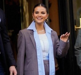 Πιο stylish από ποτέ η Selena Gomez στο Παρίσι: Φόρεσε την απόλυτη τάση - Γκρι κοστούμι, ανδρικό μποξεράκι & τα πιο όμορφα γαλάζια mules 
