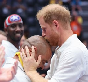 Πρίγκιπας Χάρι: Φίλησε στο κεφάλι παίκτη της ομάδας ράγκμπι με αμαξίδια των ΗΠΑ - Κέρδισαν στον τελικό το Ηνωμένο Βασίλειο 
