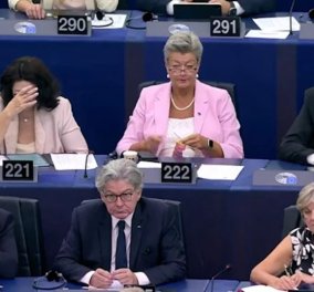 Viral βίντεο στο Ευρωπαϊκό Κοινοβούλιο: Η επίτροπος Γιόχανσον... έπλεκε ξανά σε ομιλία της Φον ντερ Λάιεν
