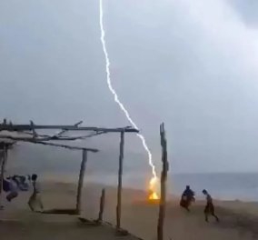 To βίντεο κόβει την ανάσα: Η στιγμή που ο κεραυνός σκοτώνει μια 33χρονη γυναίκα & έναν πλανόδιο πωλητή σε παραλία στο Μεξικό - Κυρίως Φωτογραφία - Gallery - Video
