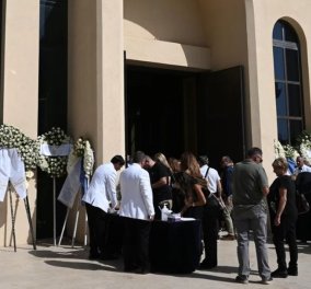 Σε βαρύ κλίμα έγινε η κηδεία των δύο αδερφών που έχασαν τη ζωή τους στο δυστύχημα στη Λιβύη - Τραγικές φιγούρες οι γονείς (φωτό) 